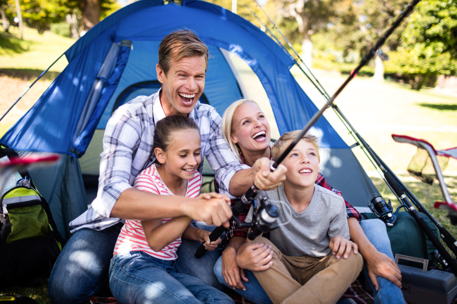 famille en camping avec etang de peche en Dordogne